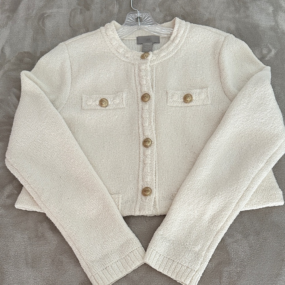 Chic Cream Cropped Knitted Cardigan with Gold Buttons